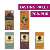 “Collage des Tasting-Pakets 70% Pur von Chukulati. Enthält Schokoladen von Pumatiy (50g), Kuyay (70g) und Juan Laura (drei Sorten, jeweils 70g), präsentiert mit einem modernen Banner mit der Aufschrift ‘Tasting Paket 70% Pur’.”